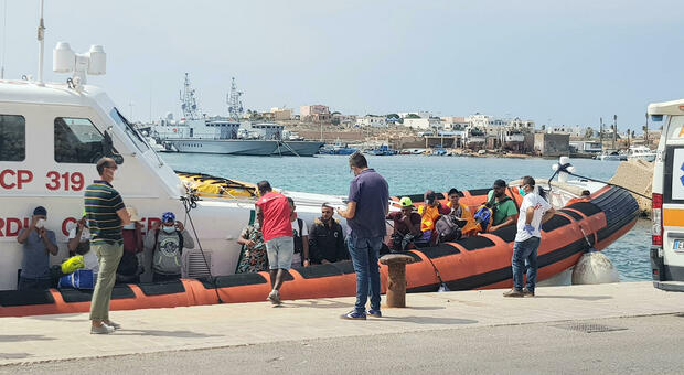Migranti, sbarchi continui a Lampedusa: 532 arrivi in poche ore. In dieci anche in Sardegna