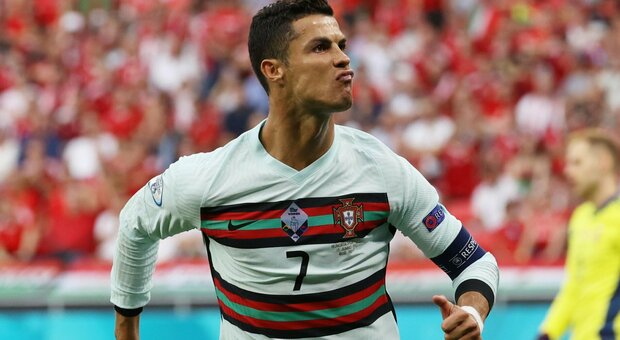 Cristiano Ronaldo contro la Coca Cola, sponsor degli Europei: «Dovete bere acqua»