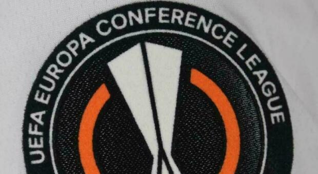 Roma, sulla maglia dell'Europa League la patch che celebra la vittoria della Conference