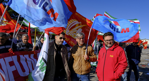 La protesta dei sindacati di fronte la Solmec