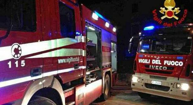 Incendio devasta le colline di Battipaglia: vigili del fuoco in azione
