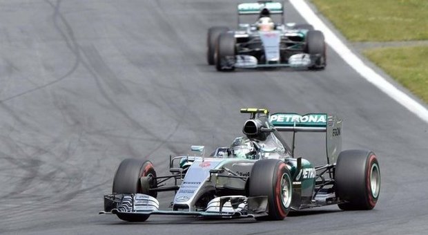 Rosberg precede Hamilton a Zeltweg