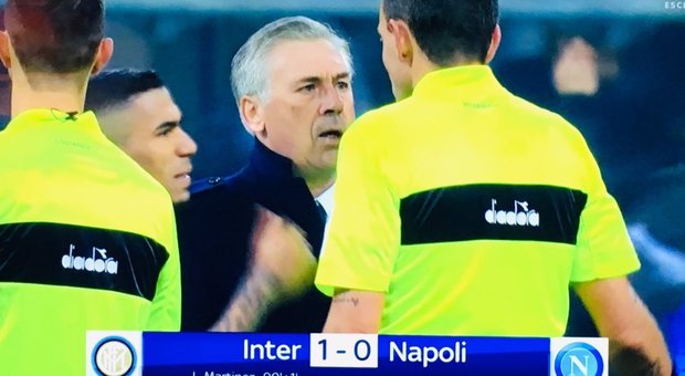 Napoli, Ancelotti furioso a fine gara Il mister a colloquio con Mazzoleni