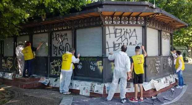 Cleaning day: 50 cittadini ripuliscono scritte e graffiti in zona Sempione