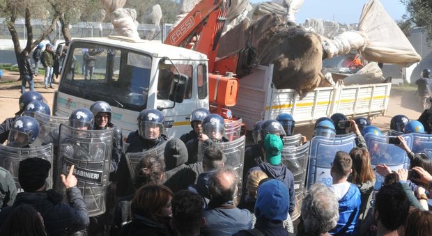 Lecce, i No Tap bloccano i camion con gli ulivi espiantati, bombe-carta davanti all'hotel della polizia