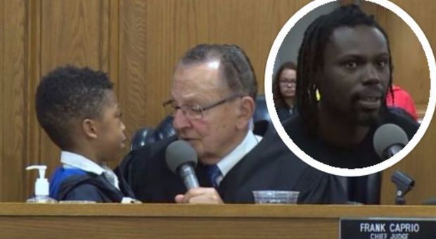 "Papà è colpevole o innocente?", il bimbo risponde al giudice così e fa ridere tutta l'aula