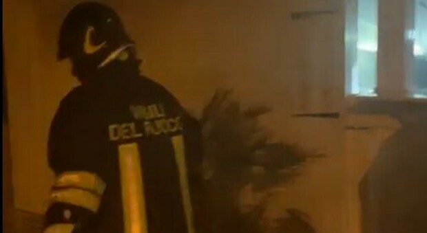 Incendio in una frutteria a Taranto, il titolare filma l'intervento dei vigili del fuoco: «Ne realizzo altre cento». Il video