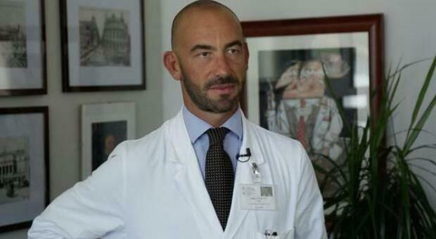 Il medico Matteo Bassetti contro i no vax di Belluno