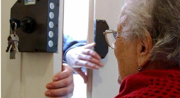 «Suo nipote ha bisogno di 6mila euro». La truffa alla nonnina di 92 anni sventata dai carabinieri a Macerata
