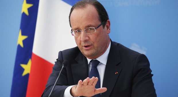 Rifugiati, Francia e Germania contro Trump, Hollande: «L'Europa reagisca con fermezza»