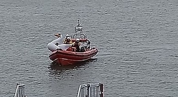 Il cigno gonfiabile viene spazzato via dal vento: due bambine salvate in mezzo al mare