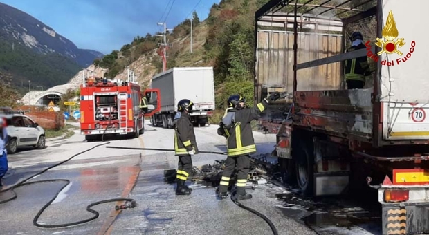 Fabriano, autocarro prende fuoco: momenti di terrore sulla statale 76