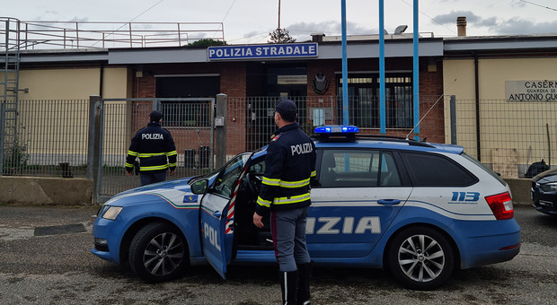 Orvieto, auto della polstrada insegue un camion rubato a Valmontone e viene speronat: feriti gli agenti