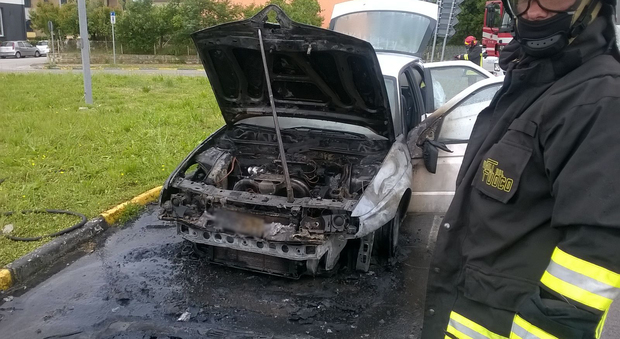 Maiolati, auto alimentata a gpl prende fuoco mentre è in marcia