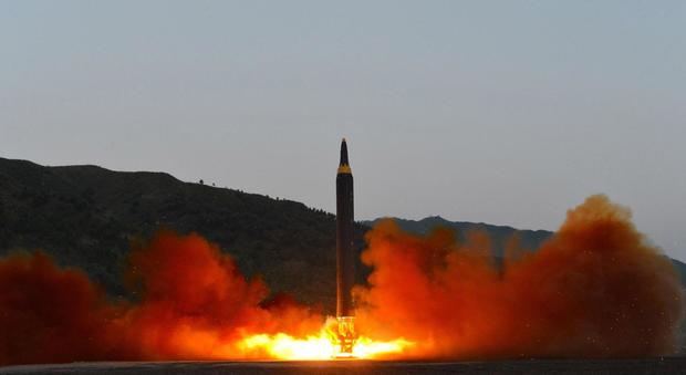 Corea del Nord, Seul: "Lanciato un altro missile non identificato"