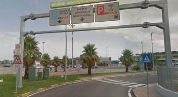 Tragedia in aeroporto: donna si sente male e muore nel parcheggio