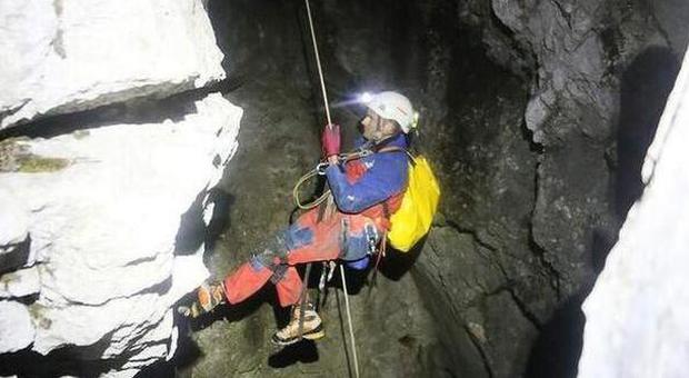 Speleologo prigioniero in grotta Difficile far risalire la barella