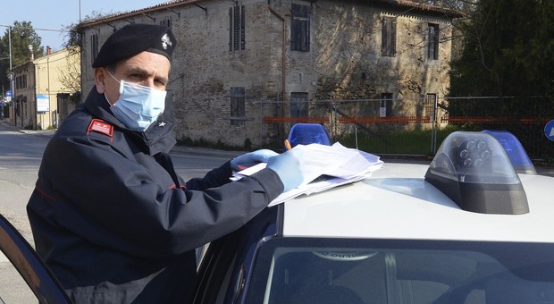 Pesaro, lo sorprendono al distributore in attesa del cliente: arrestato pusher con la cocaina
