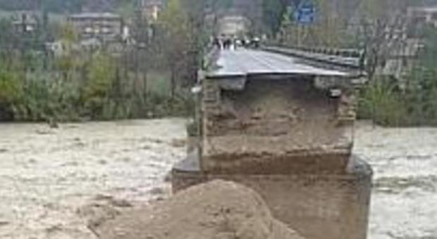 Maltempo, ponte crollato a Rubbianello La Regione tranquillizza e fa il punto