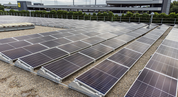 L'impianto fotovoltaico costruito da Enel X sul tetto dello stabilimento Ferrari di Maranello