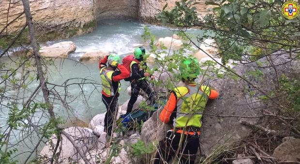 Roma, cade in un dirupo durante la gita con gli amici: salvata dal soccorso alpino