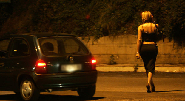 Cliene e prostituta in auto nel park del fast food: bersagliati dai proiettili