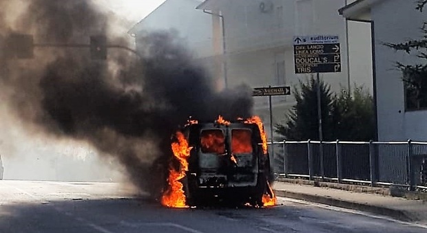 Montegranaro, furgone incenerito dal fuoco: chiusa la Circonvallazione