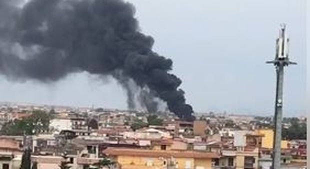 A fuoco deposito di pullman e camion nel Napoletano: fumo nero su tutta la città