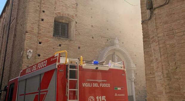 Incendio nella chiesa di Sant'Agostino, probabile corto circuito partito dalla sacrestia. Scuola evacuata