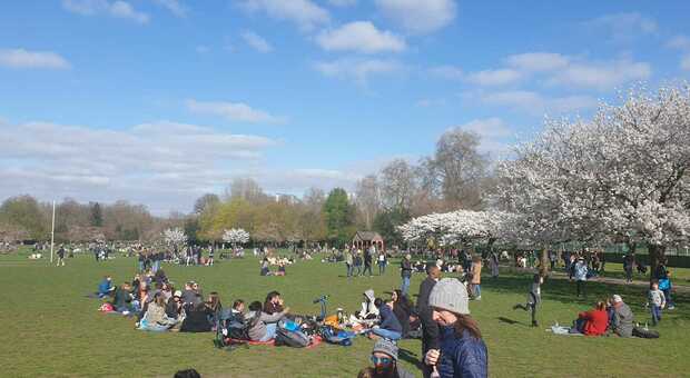 Covid, Londra rinasce: folla al parco e decessi praticamente azzerati