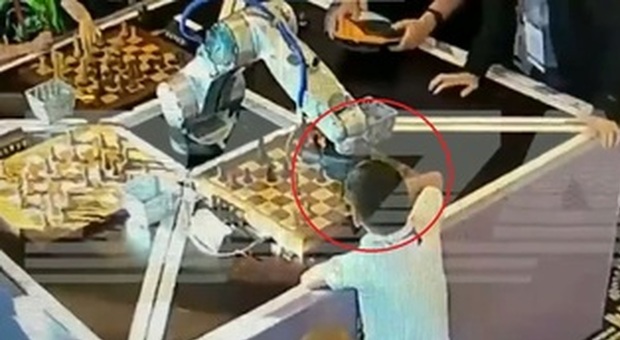 Robot spezza un dito a un bambino di 7 anni al torneo di scacchi: il video choc