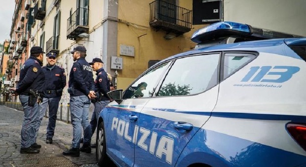 Napoli: guida senza patente e assicurazione, multe della polizia ai Decumani