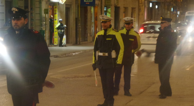 Task force dei carabinieri in strada Scatta la multa in due kebab