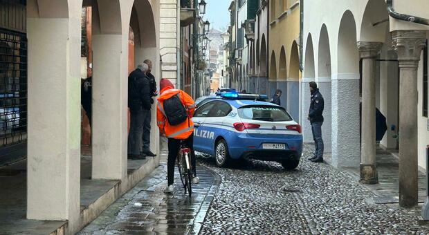 Padova. Uomo trovato morto sotto casa in via Patriarcato, a due passi dalla piazza gremita per i mercatini di Natale