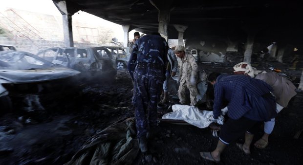 Yemen, aereo della coalizione araba mitraglia cerimonia funebre scita: 155 morti