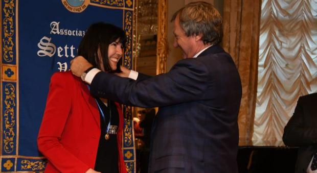 Il sindaco Brugnaro consegna il premio Veneziano dell'anno 2018 alla ricercatrice Adriana Albini