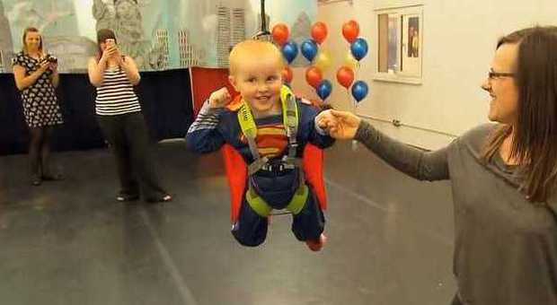 Luke, 3 anni e una malattia mortale, realizza il sogno di volare come Superman