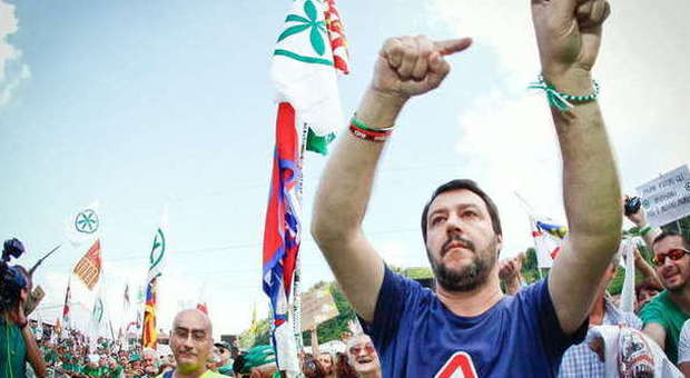 Salvini: "Ruspa anche contro Renzi". E sui rom lancia una frecciatina al Papa