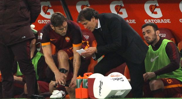 Garcia, foglio e matita per Totti, la rete si scatena: «Dal capitano voleva un autografo?»