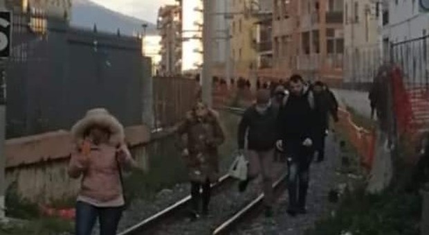 Circumvesuviana a Napoli: treno in avaria e passeggeri a piedi sui binari
