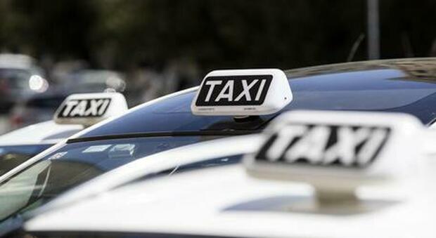 Taxi e Ncc costretti a pagare somme mensili per licenze e carburante. «Soldi o licenzio tutti»: accuse al "re" delle Coop