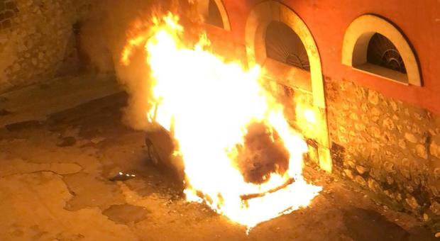 L'auto del consigliere distrutta dalle fiamme: torna l'incubo roghi