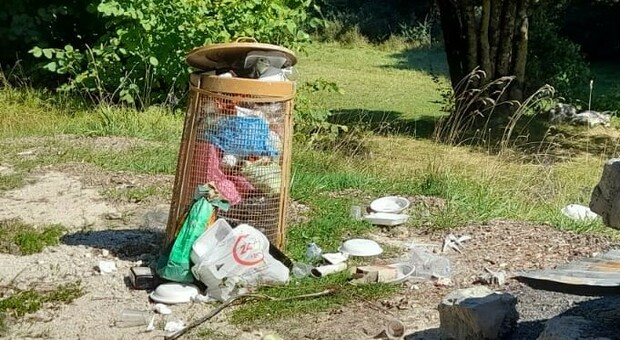 Raccolta dei rifiuti a singhiozzo a Pian de Rosce: un brutto spettacolo per i turisti