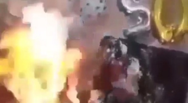 Iran, la ricoprono di schiuma mentre spegne le candeline: la ragazza viene avvolta dalle fiamme