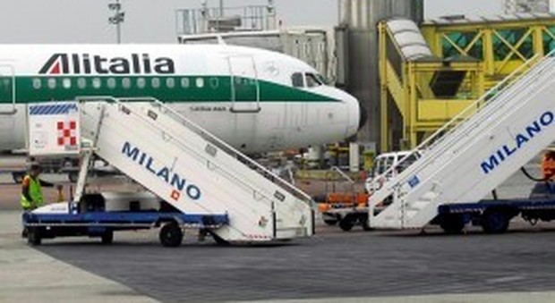 Linate, furgone urta aereo Alitalia pronto al decollo: un ferito, giù dal jet i 66 passeggeri