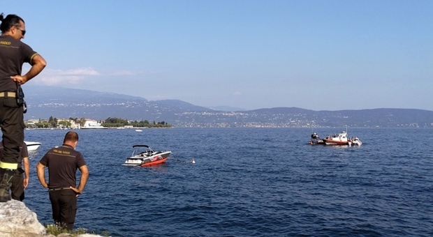 La barca affonda, due pescatori finiscono nel lago: uno annega, salvato l'amico