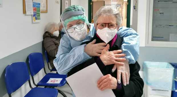Maria De Luca con una infermiera