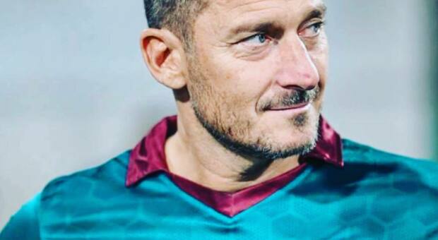 Supercoppa Calcio a 8, stasera la sfida tra Roma e Totti Weese. Umbro Italia lancia il nuovo kit per la squadra del capitano