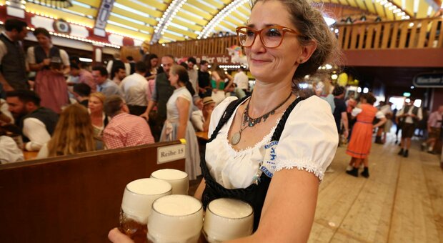 Oktoberfest, 5.200 euro per cameriera per i 16 giorni: ma i turni possono superare le 12 ore