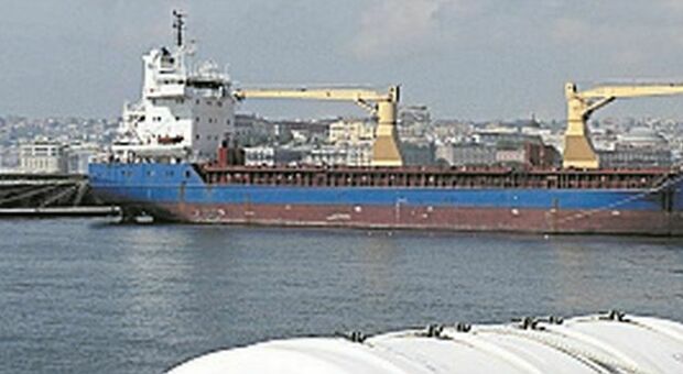 Nave carica di grano si arena nel porto di Napoli: inutile l'azione di 3 rimorchiatori